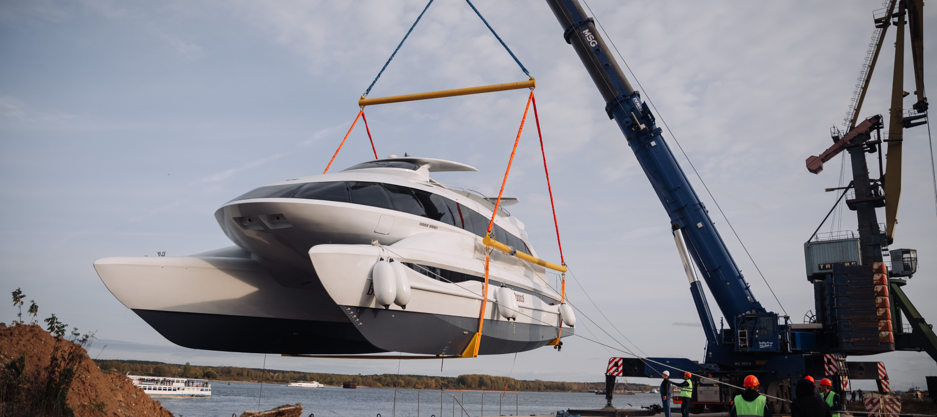 Катамаран-электроход проекта Looker 1100H спустили на воду в Ярославле