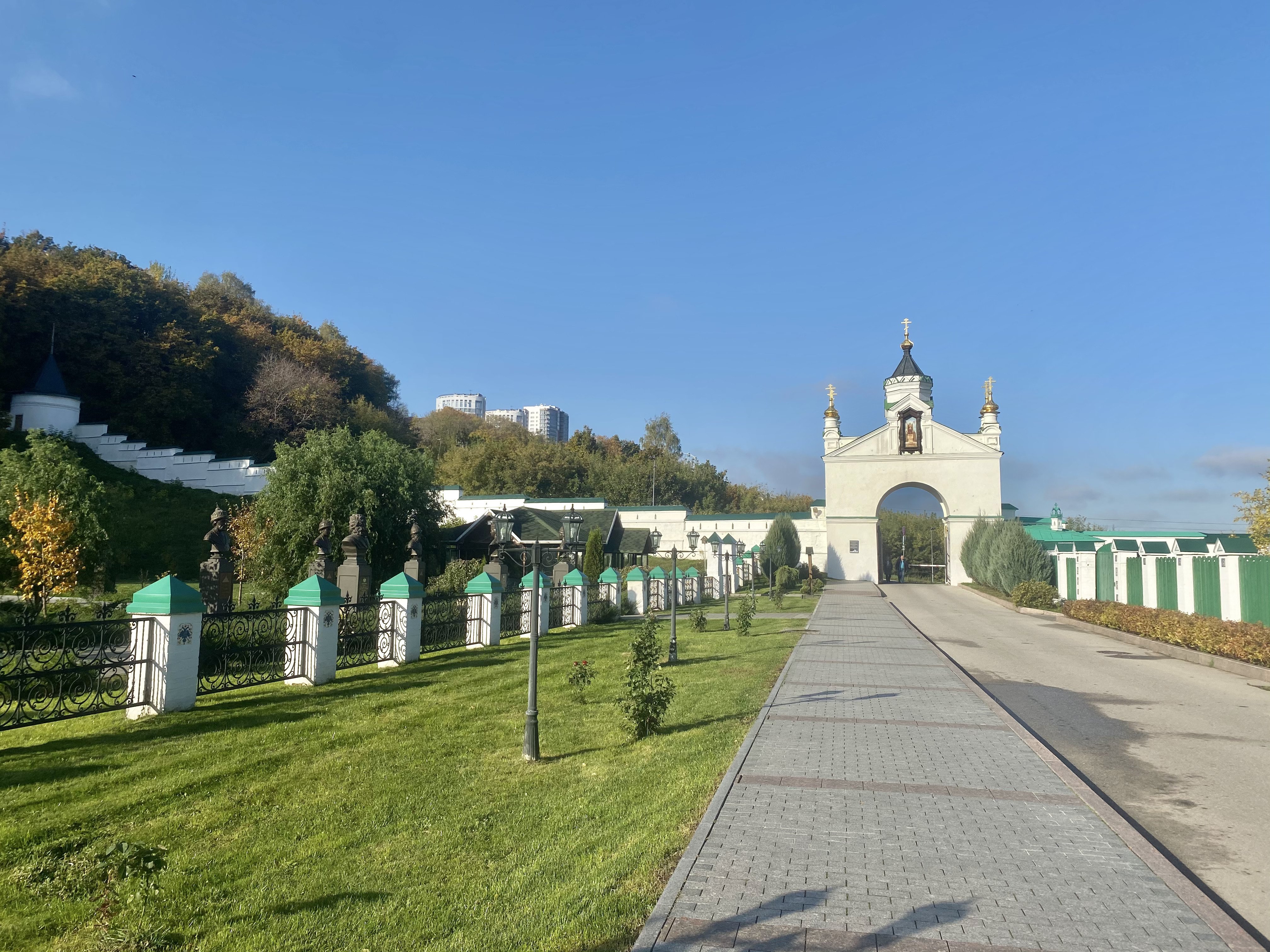 Авто-пешеходная обзорная экскурсия с посещением Вознесенского Печерского монастыря