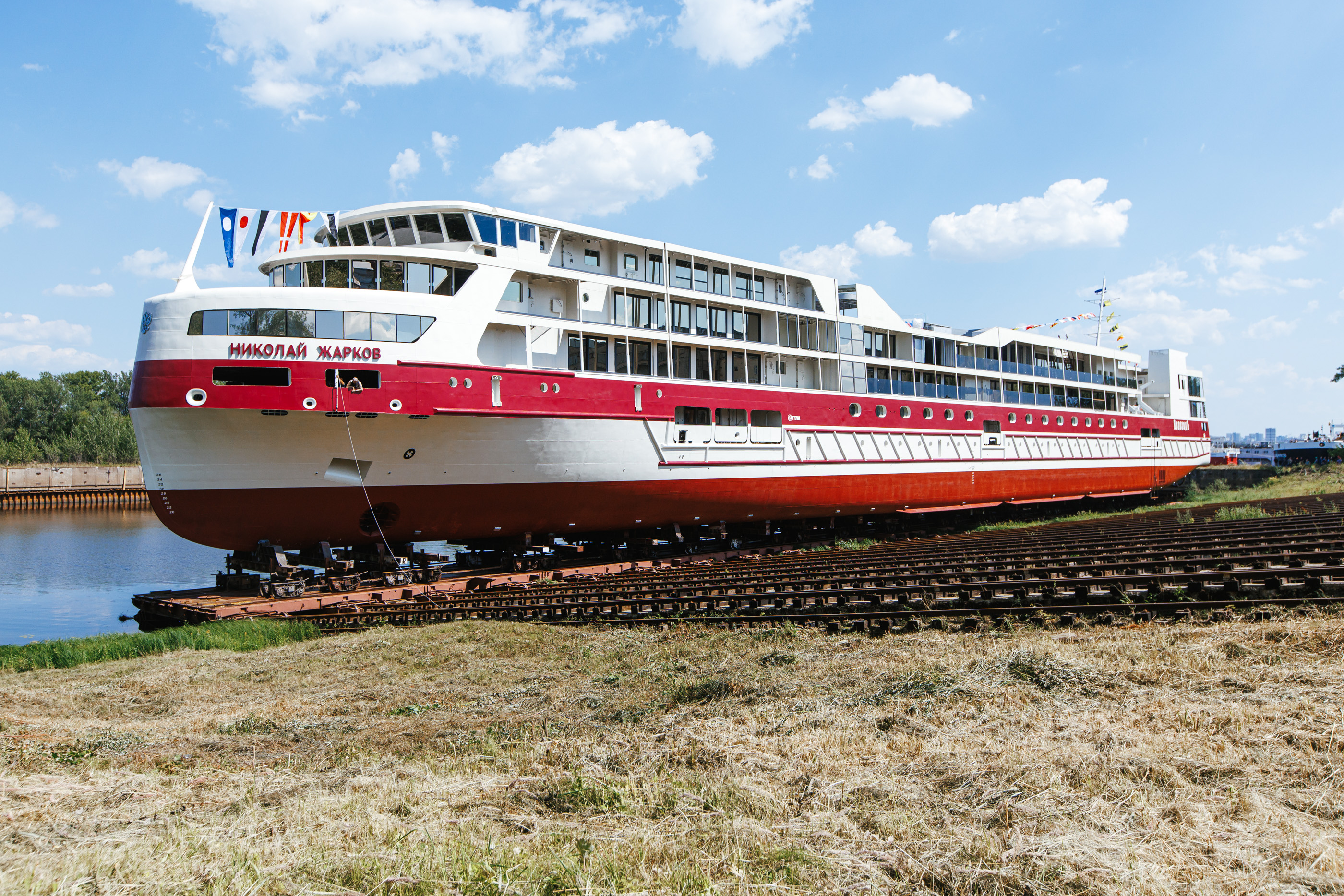 НОВЫЙ КРУИЗНЫЙ ТЕПЛОХОД «НИКОЛАЙ ЖАРКОВ» СПУЩЕН НА ВОДУ