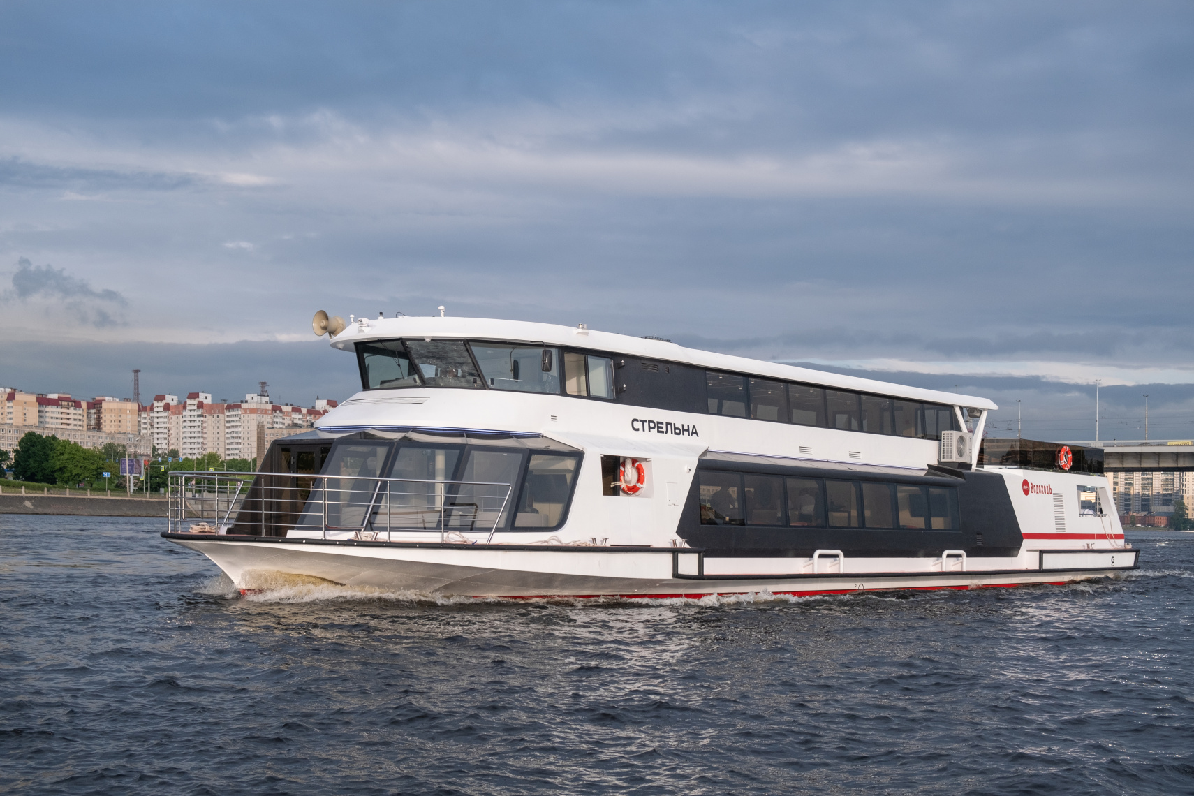 БЕСШУМНО И ЭКОЛОГИЧНО: ПО МОСКВЕ-РЕКЕ ЗАПУСТИЛИ КРУГЛОГОДИЧНЫЙ РЕСТОРАН-ЭЛЕКТРОХОД