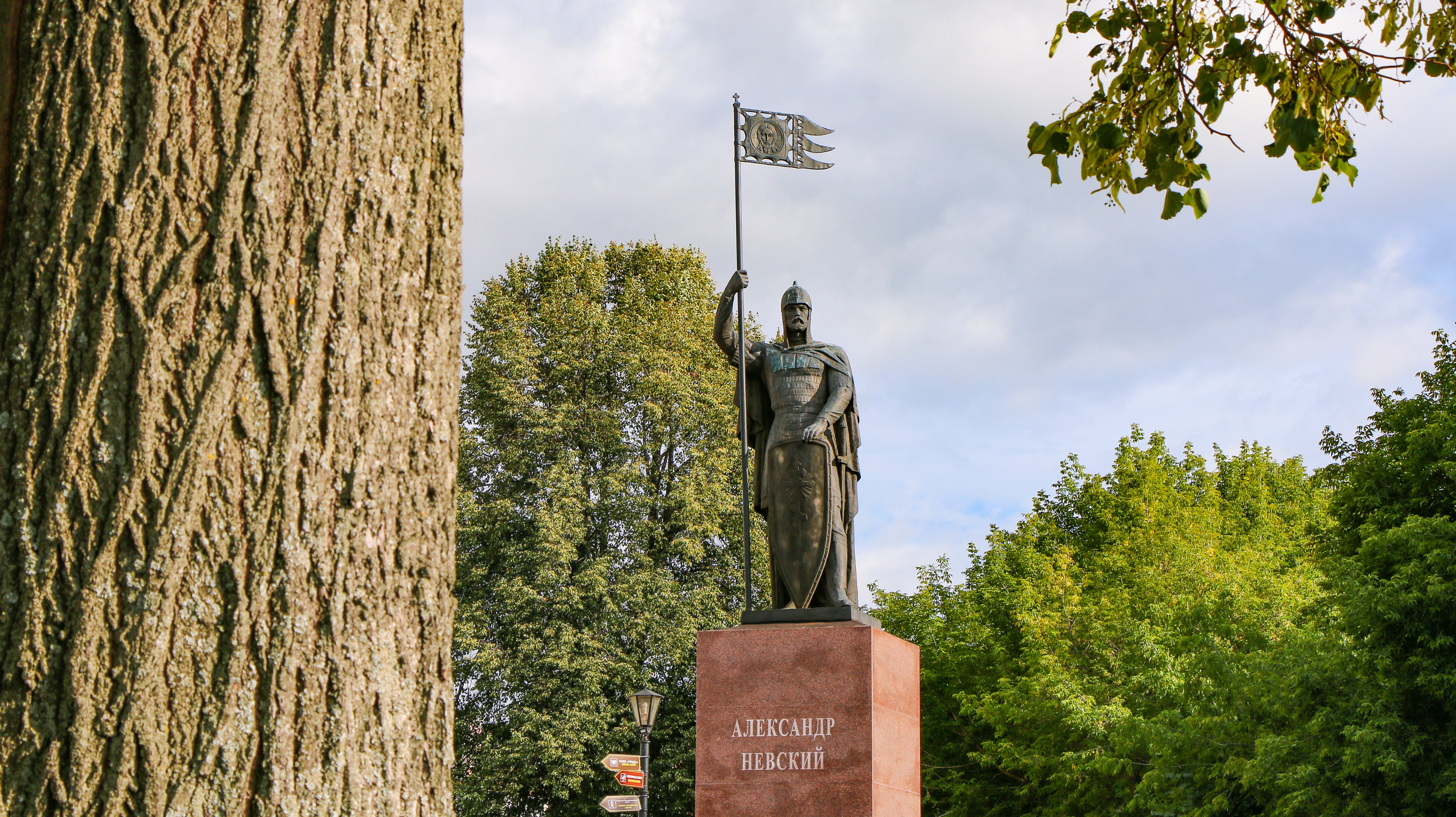 Автобусно-пешеходная обзорная экскурсия по городу с посещением музея Александра Невского и Феодоровского мужского монастыря