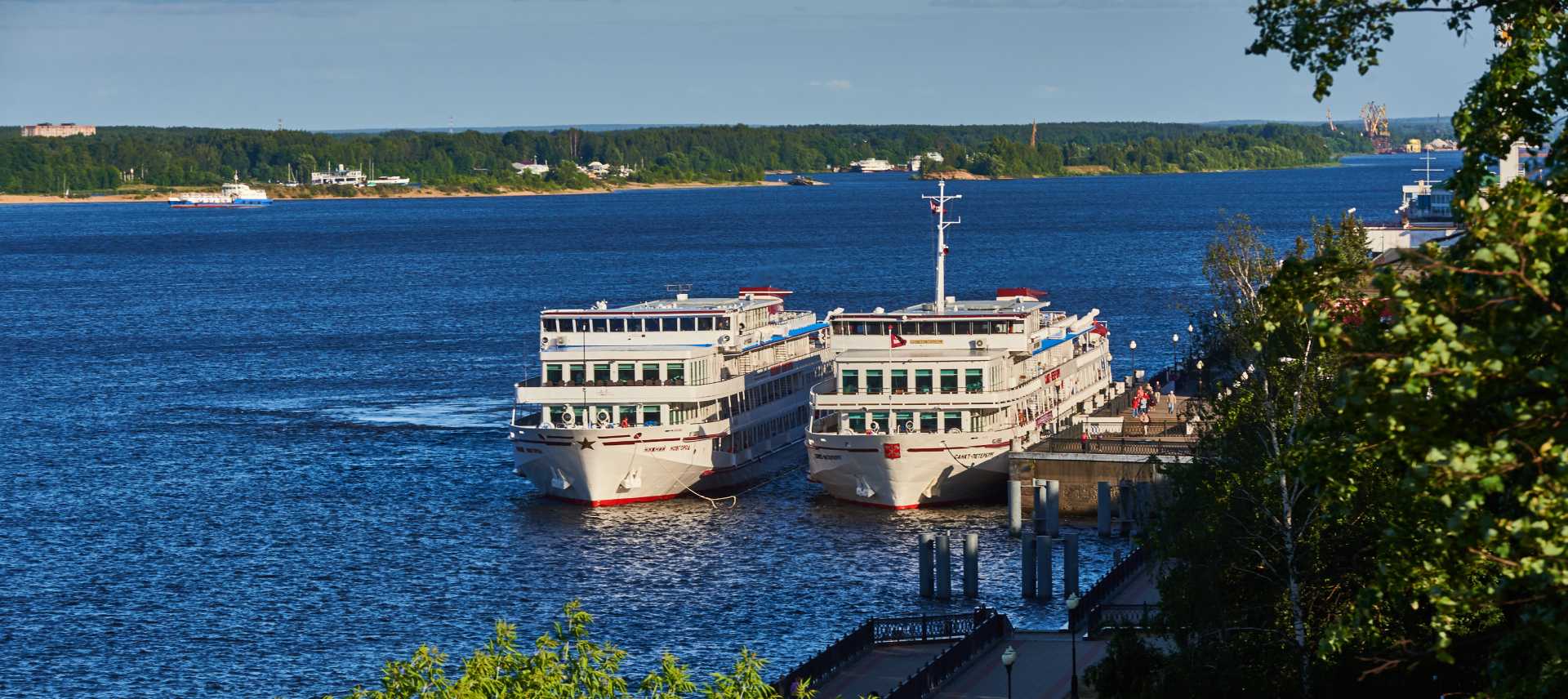 Спутниковое телевидение на теплоходах «Нижний Новгород» и «Александр Радищев»