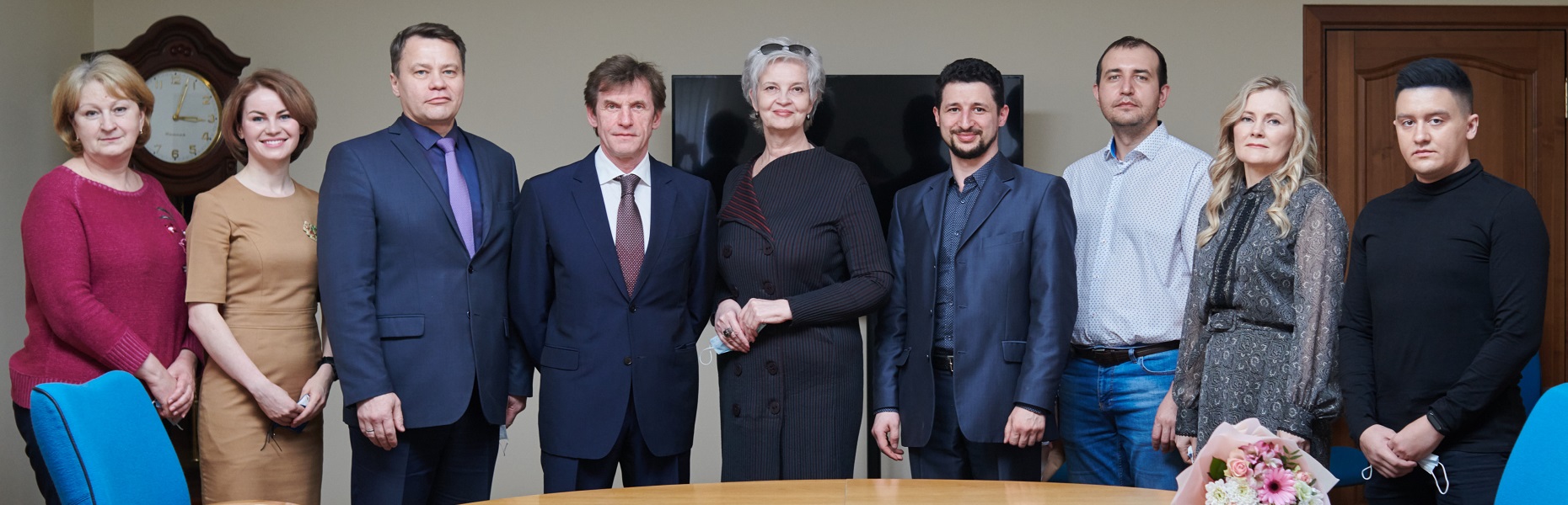 Генеральный директор ООО «ВодоходЪ» Ришат Багаутдинов вручил красноярским медикам сертификаты на круиз