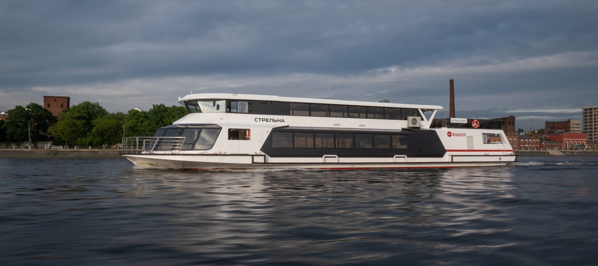 НОВОЕ ЭЛЕКТРОСУДНО «СТРЕЛЬНА» ВЫШЛО НА МАРШРУТЫ  В САНКТ-ПЕТЕРБУРГЕ   