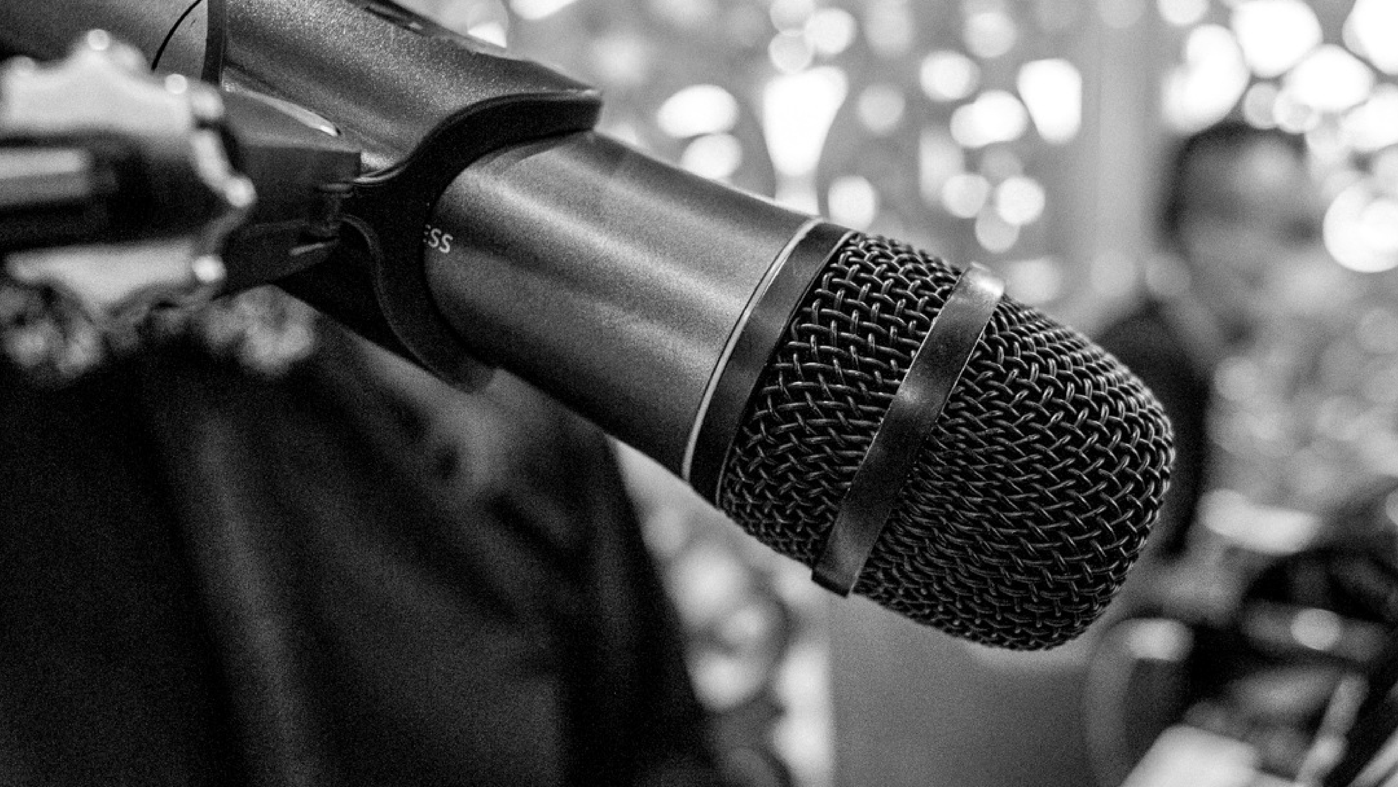 Поэтические вечера и «живое караоке»