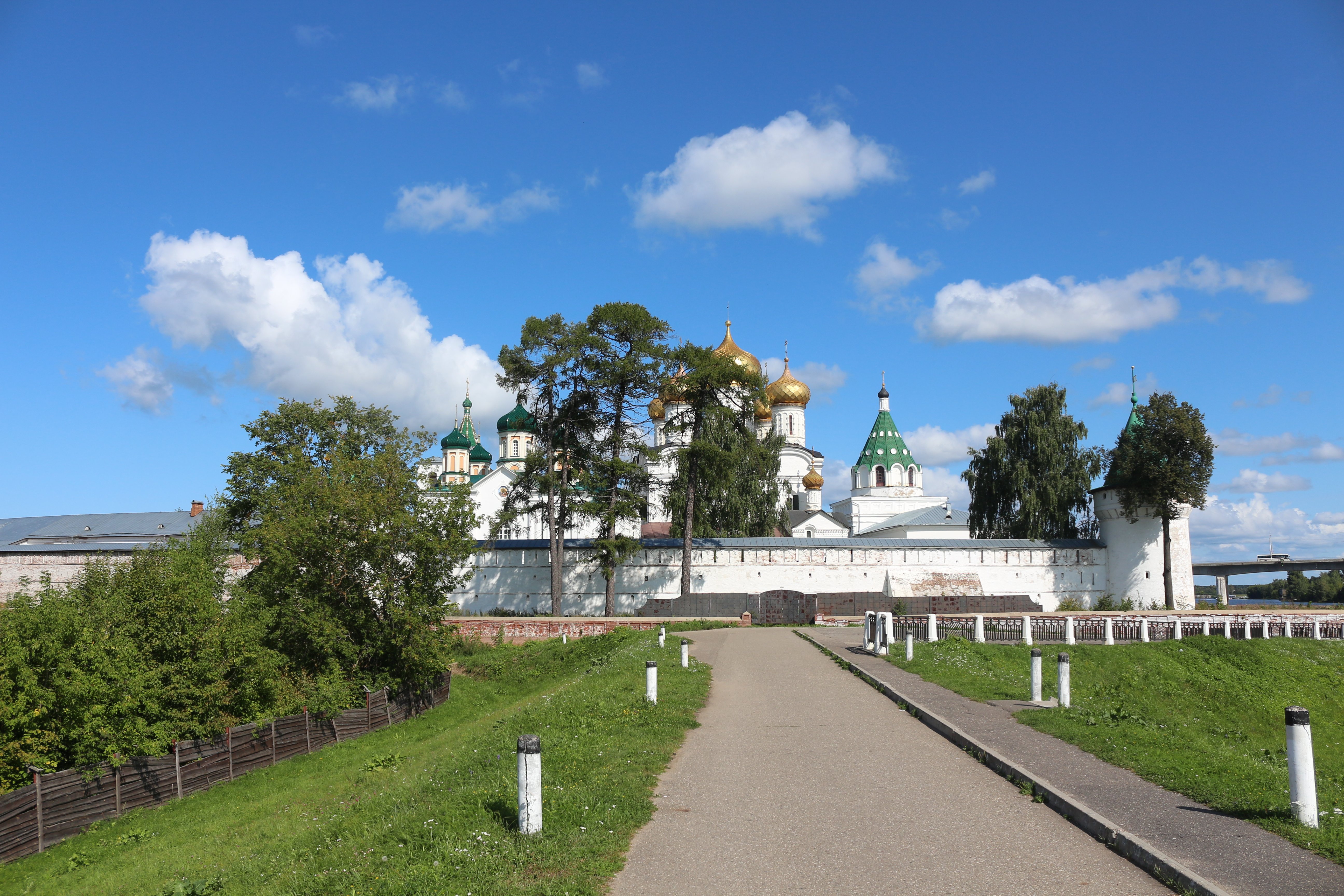 Экскурсия с посещением Свято-Троицкого Ипатьевского монастыря и музея-заповедника «Костромская слобода»